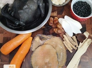 step1: 甘筍去皮，切件；果皮浸軟去囊；螺片乾浸軟；其餘材料清洗乾淨備用
； 烏雞去除內臟，清洗乾淨和<a href="https://bit.ly/3ANJVUp" target="_blank" data-keyword="豬展" class="guide-link"><strong>豬展</strong></a> <span style="display:inline-block;vertical-align:middle;margin-top:-3px;color:initial;border-radius:3px;padding:2px 3px;font-size:12px;line-height:14px;background:#87d300;color:#fff;">即買</span> 一同出水3分鐘，再沖洗乾淨