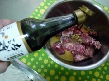 step2: 排骨先用<span class="group_1">醃料</span>抓至入味