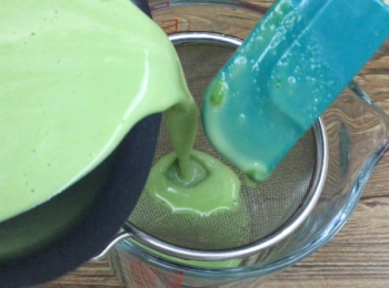 step5: 用茶隔過濾，注入喜愛的容器內。