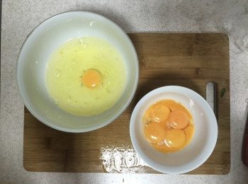 step3: 雞蛋分開蛋白和蛋黃，留一顆蛋黃在蛋白的碗裡（如照片）