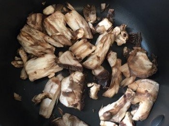 step2: 蘑菇切片，熱鍋下油份炒香蘑菇備用。