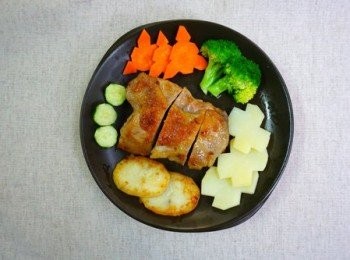 step8: 搭配的蔬菜2：將花椰菜、小黃瓜片、紅蘿蔔片川燙撈出，若要增加蔬菜類的口感與氣味，可將馬鈴薯切片，用煎好雞腿肉的雞油煎馬鈴薯片，不用裹粉，直接吃馬鈴薯的天然原味，蔬菜可灑些鹽巴或直接吃原味。