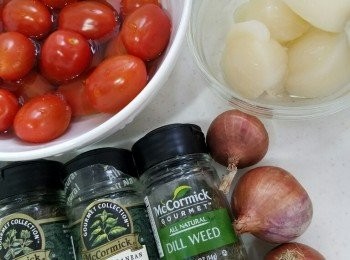 step1: 先洗淨車厘茄，切細粒。
乾蔥頭切碎。
帶子解凍，抹乾。
檸檬搾汁。