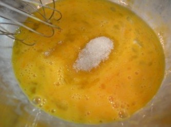 step3: 雞蛋打散，加入砂糖充份地拌勻。