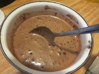 step2: 用适量热水冲泡美禄，再加入其余水份混合；水的份量共计600ml。