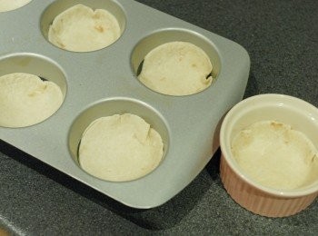 step3: 將圓形餅皮放入馬芬模內，也可放入烤杯內