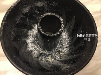 step6: 取一個蛋糕模（食譜是用直徑18公分，高12公分）抹上一層無鹽奶油，灑上食譜外的麵粉，再倒扣蛋糕模拍除多餘的麵粉