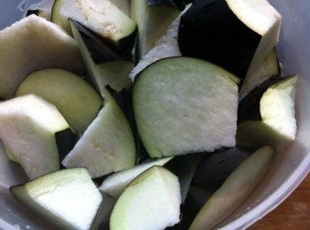 step2: 茄子洗淨切塊后沾上澱粉。