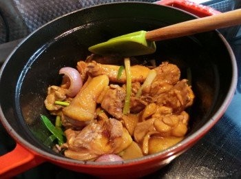 step5: 下調味料炆煮6-8分鐘，蓋上鍋蓋，熄火焗6分鐘。