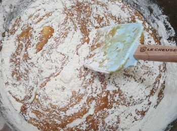 step3: 將自發粉篩入蛋汁中，拌勻。