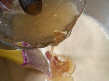 step11: 倒入芒果低脂乳酪，混合均勻，再倒入魚膠溶液混合均勻
