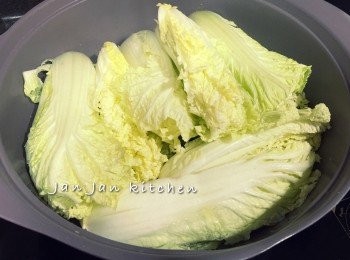 step3: 放上菜，加蓋煮至軟腍。盛起排上碟。