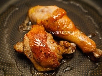 step6: 最後將烤好的雞肉重新下鍋並淋上蜂蜜煎到上色後再與綠咖哩醬一起盛盤就完成了。