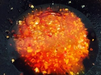 step7: 轉小火後加入蒜蓉、辣豆瓣醬、鎮江醋、糖和已隔渣雞汁，煮滾澆上花椒油熄火。