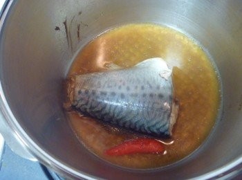 step2: 取快鍋,放入所有調味料溶化味噌,續放入昆布乾片,辣椒,步驟1的鯖魚及水煮滾,蓋鍋蓋加壓2分鐘熄火待洩壓.