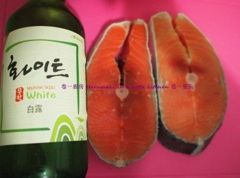 step1: 急凍三文魚解凍後用清水洗去雪味, 以乾布或廚房紙抹乾, 放入適量海鹽, 胡椒粉 ,香草 , 韓式燒酒醃兩晚