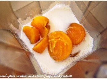 step3: 將地瓜放入果汁機中，並倒入200ml的鮮奶。