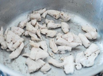 step2: 燒熱鑊後下油，先炒雞肉，下鹽和黑胡椒粉調味，盛起備用