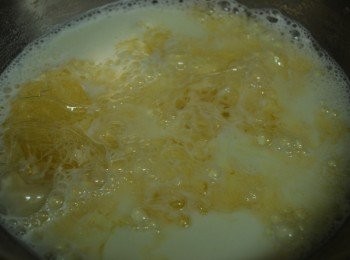 step4: 取一鍋子倒入1/3的鮮奶，開中小火將糖倒入慢慢攪拌，將鮮奶煮至約50度(鍋邊稍微起泡)即關火，將泡軟的吉利丁片放入攪拌至溶化。