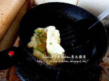 step6: 燒紅鑊 , 將適量的蛋液放入鑊中煎至半凝固 , 再用鑊鏟將蛋液對摺成蛋角型