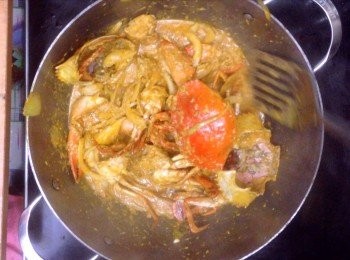 step9: 再轉中小火下<span class="group_2">調味料</span>拌炒至蛋熟汁稠