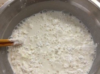 step2: 糯米粉B100g加玉米澱粉60g加糖70g 牛奶180g慢慢加入