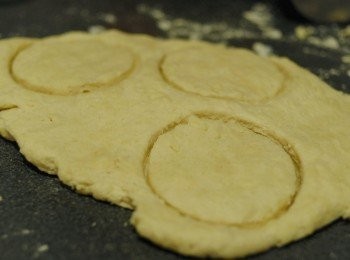 step4: 用手將麵糰壓成約兩厘米厚，然後用水杯或餅乾模印出約五厘米的圓形