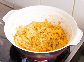 step11: 試味後加入適量鹽、黑胡椒碎和番荽拌勻。上碟後灑上額外的芝士粉和番荽作裝飾即成。