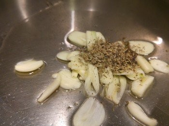 step2: 橄欖油預熱後加入蒜片和香草,爆香蒜片後熄火。