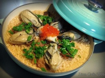 step3: 然後放入蠔，繼續煮多5分鐘，臨熄火前灑上蔥花。上菜時加入三文魚子和煲仔飯豉油，拌勻即可