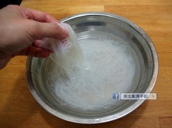 step4: 粉絲用水浸至軟身，隔水備用。