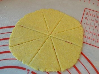 step5: 取出小麵糰，用擀麵杖約 2mm厚的麵皮，然後再切成三角形。