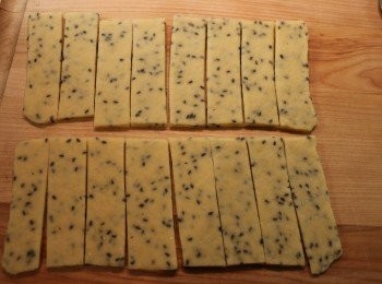 step7: 將麵片平均切成約2.5x 7 厘米的長條。