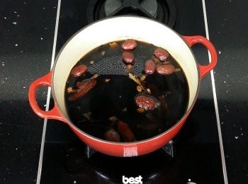 step4: 由於蝦肉海鮮類不適合久煮,肉質容易變老。先將燒酒蝦中藥材加入適量的水,煮約15-20分鐘讓藥材味道釋放出。