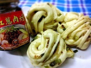 step7: 我只有用全聯賣的萬用紙鋪著~放進電鍋蒸20分鐘(外鍋水1杯水) 結果真是出乎我意料的好~都有團結在一起耶~真是太感動了~我家老公縮~不錯啦~好開心喔~^^