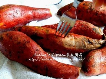 step6: 焗10分鐘後將蕃薯盛起用毛巾抹乾 , 用叉係蕃薯表面拮幾下(到時掃片糖水時就可以入味d)