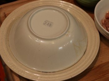 step9: 另取一平底盤扣在碗上，反轉載在盤上，再將碗移走。