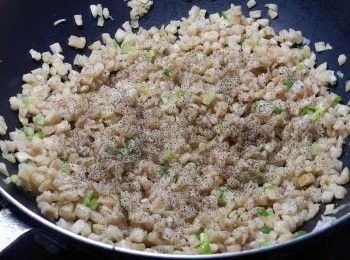 step3: 撒上香料共和國的粗粒黑胡椒，看個人的喜好決定，也可以像我一樣分兩次加