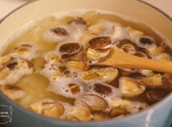 step2: 先煲滾水, 之後倒入白飯及冬菇粒攪拌以防黏底, 用最細火煲45分鐘, 期間不時開蓋攪拌