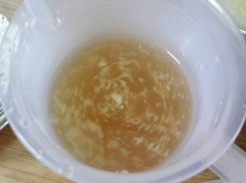 step2: 先把材料B中的清水加熱 , 把黃砂糖加入煮溶後放涼 , 再加入薑泥拌勻