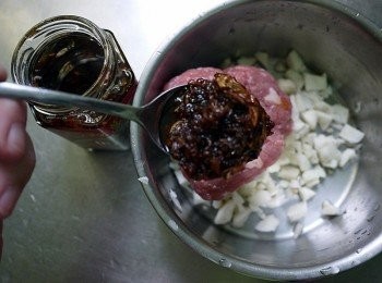 step3: 先將荸薺與絞肉加入一大匙的牛頭牌紅蔥肉燥與一大匙紅蔥油、蠔油、黑胡椒粉，先拌均入味備用