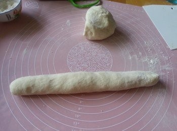 step10: 枱面灑上少許麵粉,取部份麵糰搓成長條型