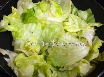 step1: 西生菜洗淨切塊瀝乾水，盡量不要太濕，因為煮的時候若出太多水會影響味道。
下油爆香蒜蓉及薑片，下西生菜大火炒勻，菜會出水故不用下水，一路炒至軟身即可下魚露繼續炒至熟。整個過程大概3-4分鐘。魚露的份量可依個人口味調較。