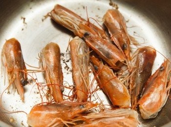 step4: 接著把蝦頭下鍋爆香。