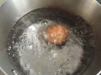 step3: 落蛋後保持大火滾開，一共煮4分15秒。頭30秒不斷輕力轉動雞蛋，令到蛋黃能在中間。之後每一分鐘攪拌一下，令到受熱更平均。