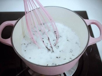 step3: 先將牛奶、芝麻醬、砂糖與蒟蒻粉倒入小鍋中拌勻。接著加熱並且持續攪拌至沸騰。