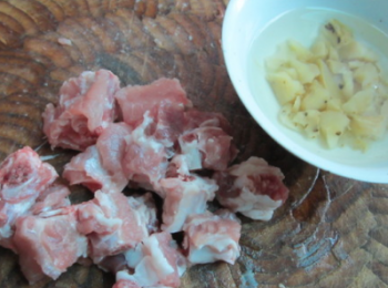 step2: 排骨洗淨切塊，天麻泡水。