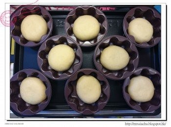 step10: 完成醒麵後, 反轉麵團, 拍打麵團排出空氣 將麵團按成薄圓形。包入約15g的綠茶吉士忌廉, 按實收口。放入模具。