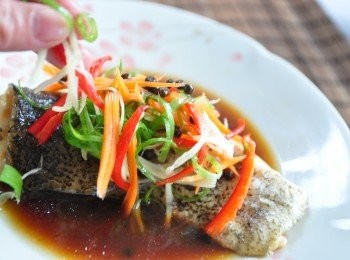 step3: 將魚起鍋後，放上泡過水的嫩薑絲、紅蘿蔔絲、蔥絲、辣椒絲