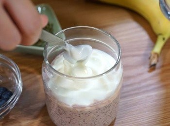 step3: 加入乳酪，合上蓋放入雪櫃隔夜，待燕麥逐漸變軟。